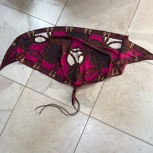 GUCCI SILK BANDANNA SCARF 🧣 MADE IN ITALY TRIANGULAR WITH HORSBIT BUCKLE - Picture 9 of 16